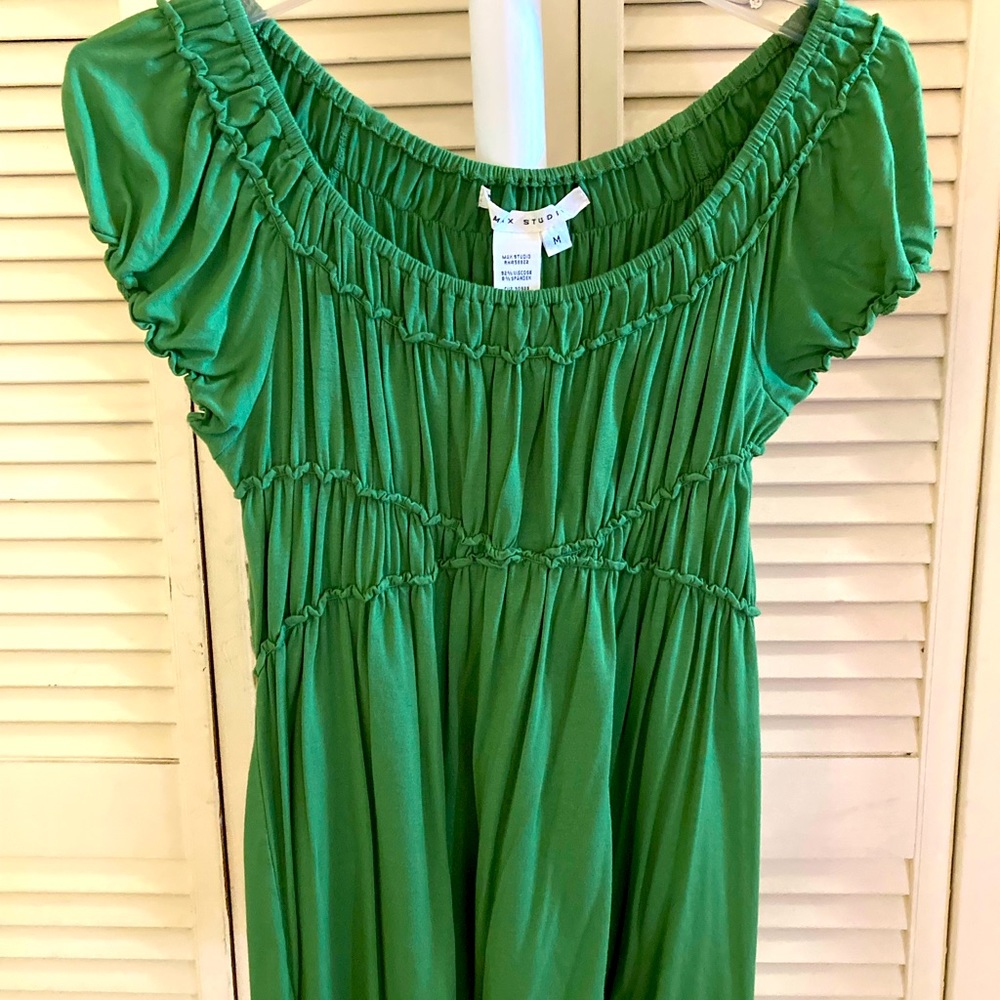 Casual stretchy emerald green top.
